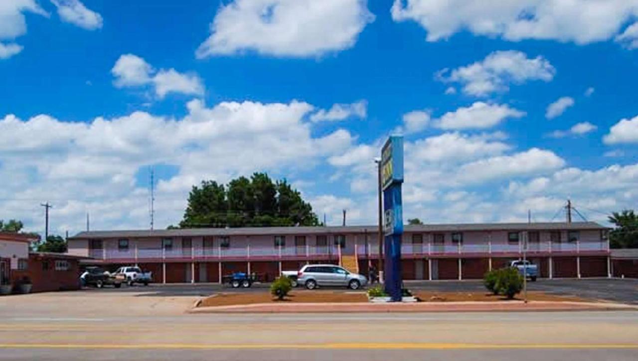 American Inn & Suites Childress Bagian luar foto